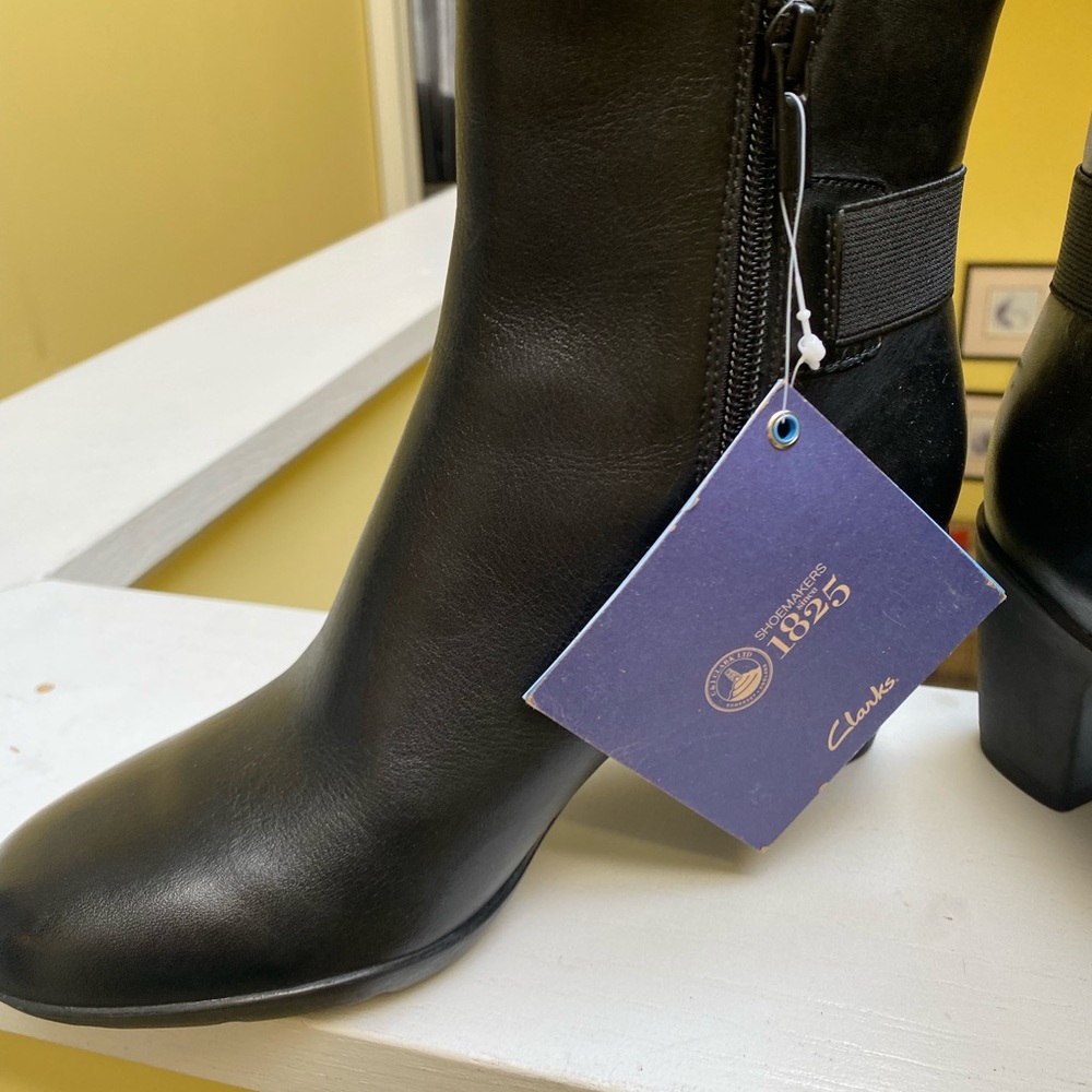 Clark’s women’s waterproof boots-SUPER COMFORTABLE-small scuffs from handling